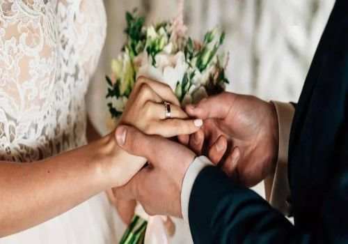 婚姻中女方出轨离婚时财产怎么分配
